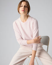Load image into Gallery viewer, N.Peal Women&#39;s Evie Classic Round Neck Cashmere Jumper Quartz Pink
