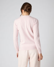 Load image into Gallery viewer, N.Peal Women&#39;s Evie Classic Round Neck Cashmere Jumper Quartz Pink
