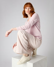 Load image into Gallery viewer, N.Peal Women&#39;s Phoebe V Neck Cashmere Jumper Quartz Pink
