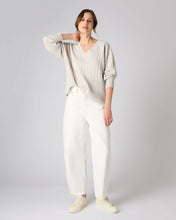 Load image into Gallery viewer, N.Peal Women&#39;s Wide Rib V Neck Cashmere Jumper Pebble Grey
