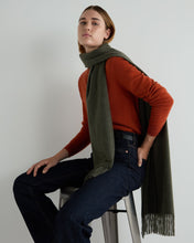 Load image into Gallery viewer, N.Peal Women&#39;s Woven Cashmere Shawl Moss Green
