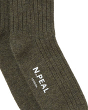 Load image into Gallery viewer, N.Peal Men&#39;s Rib Cashmere House Socks Moss Green
