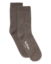 Load image into Gallery viewer, N.Peal Men&#39;s Rib Cashmere House Socks Wood Smoke Brown
