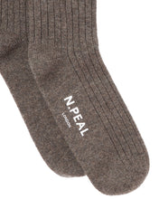Load image into Gallery viewer, N.Peal Men&#39;s Rib Cashmere House Socks Wood Smoke Brown
