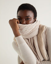 Load image into Gallery viewer, N.Peal Women&#39;s Cable Rib Cashmere Scarf Frost White
