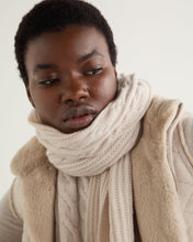 Load image into Gallery viewer, N.Peal Women&#39;s Cable Rib Cashmere Scarf Frost White
