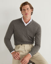 Load image into Gallery viewer, N.Peal Men&#39;s Burlington V Neck Cashmere Jumper Wood Smoke Brown
