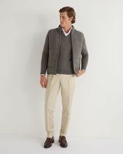 Load image into Gallery viewer, N.Peal Men&#39;s Burlington V Neck Cashmere Jumper Wood Smoke Brown
