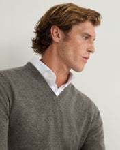 Load image into Gallery viewer, N.Peal Men&#39;s Burlington V Neck Cashmere Jumper Wood Smoke Brown
