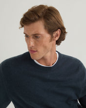 Load image into Gallery viewer, N.Peal Men&#39;s Oxford Round Neck Cashmere Jumper Caviar Blue
