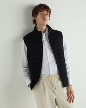 Load image into Gallery viewer, N.Peal Men&#39;s Smithfield Fine Gauge Cashmere Padded Gilet Black
