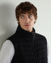 Load image into Gallery viewer, N.Peal Men&#39;s Smithfield Fine Gauge Cashmere Padded Gilet Black

