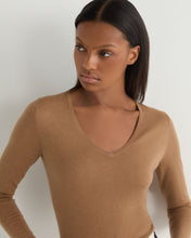 Load image into Gallery viewer, N.Peal Women&#39;s Imogen Superfine Cashmere V Neck Jumper Dark Camel Brown
