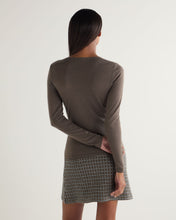 Load image into Gallery viewer, N.Peal Women&#39;s Imogen Superfine Cashmere V Neck Jumper Mink Brown
