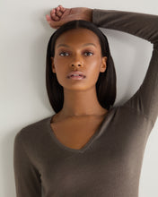 Load image into Gallery viewer, N.Peal Women&#39;s Imogen Superfine Cashmere V Neck Jumper Mink Brown
