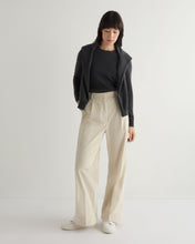 Load image into Gallery viewer, N.Peal Women&#39;s Evie Classic Round Neck Cashmere Jumper Anthracite Grey
