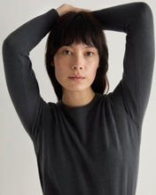 Load image into Gallery viewer, N.Peal Women&#39;s Evie Classic Round Neck Cashmere Jumper Anthracite Grey
