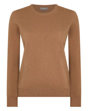 Load image into Gallery viewer, N.Peal Women&#39;s Evie Classic Round Neck Cashmere Jumper Dark Camel Brown
