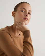 Load image into Gallery viewer, N.Peal Women&#39;s Evie Classic Round Neck Cashmere Jumper Dark Camel Brown
