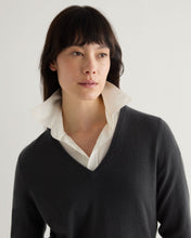 Load image into Gallery viewer, N.Peal Women&#39;s Phoebe V Neck Cashmere Jumper Anthracite Grey
