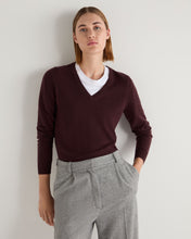 Load image into Gallery viewer, N.Peal Women&#39;s Phoebe V Neck Cashmere Jumper Claret Red
