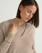 Load image into Gallery viewer, N.Peal Women&#39;s Phoebe V Neck Cashmere Jumper Oatmeal Brown
