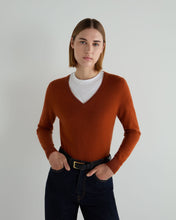 Load image into Gallery viewer, N.Peal Women&#39;s Phoebe V Neck Cashmere Jumper Rust Orange
