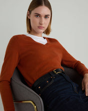 Load image into Gallery viewer, N.Peal Women&#39;s Phoebe V Neck Cashmere Jumper Rust Orange
