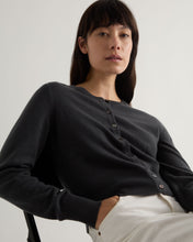 Load image into Gallery viewer, N.Peal Women&#39;s Ivy Cropped Cashmere Cardigan Anthracite Grey
