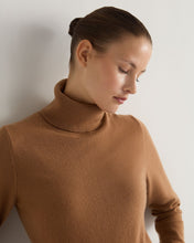 Load image into Gallery viewer, N.Peal Women&#39;s Luna Roll Neck Cashmere Jumper Dark Camel Brown
