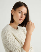 Load image into Gallery viewer, N.Peal Women&#39;s Emilia Cable Round Neck Cashmere Jumper With Lurex Snow Grey Sparkle

