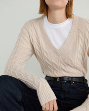 Load image into Gallery viewer, N.Peal Women&#39;s Frankie Cable V Neck Cashmere Jumper Ecru White
