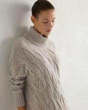 Load image into Gallery viewer, N.Peal Women&#39;s Emmie Relaxed Cable Roll Neck Cashmere Jumper Nougat Brown Marl
