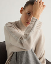 Load image into Gallery viewer, N.Peal Women&#39;s Mock Neck Metal Cashmere Jumper With Lurex Ecru White
