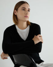 Load image into Gallery viewer, N.Peal Women&#39;s Relaxed V Neck Cashmere Jumper Black
