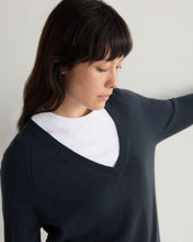 Load image into Gallery viewer, N.Peal Women&#39;s Relaxed V Neck Cashmere Jumper Grigio Blue
