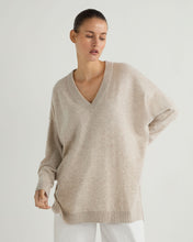 Load image into Gallery viewer, N.Peal Women&#39;s Longline V Neck Cashmere Jumper Sand Brown
