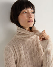 Load image into Gallery viewer, N.Peal Women&#39;s Adelyn Cable Roll Cashmere Jumper Ecru White
