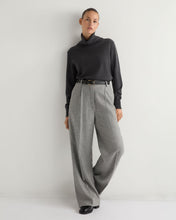 Load image into Gallery viewer, N.Peal Women&#39;s Loose Roll Neck Cashmere Jumper Anthracite Grey
