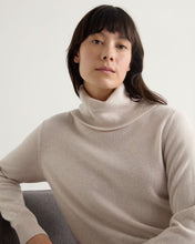 Load image into Gallery viewer, N.Peal Women&#39;s Loose Roll Neck Cashmere Jumper Frost White
