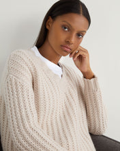 Load image into Gallery viewer, N.Peal Women&#39;s Statement Rib V Neck Cashmere Jumper Frost White
