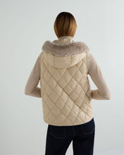 Load image into Gallery viewer, N.Peal Women&#39;s Down Gilet With Fur Ecru White
