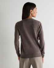 Load image into Gallery viewer, N.Peal Women's Evie Classic Round Neck Cashmere Jumper Otter Brown
