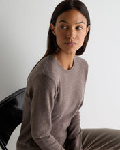 Load image into Gallery viewer, N.Peal Women's Evie Classic Round Neck Cashmere Jumper Otter Brown
