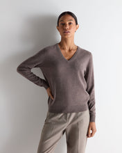 Load image into Gallery viewer, N.Peal Women's Phoebe V Neck Cashmere Jumper Otter Brown
