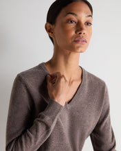 Load image into Gallery viewer, N.Peal Women's Phoebe V Neck Cashmere Jumper Otter Brown
