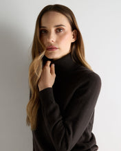Load image into Gallery viewer, N.Peal Women's Luna Roll Neck Cashmere Jumper Chocolate Brown
