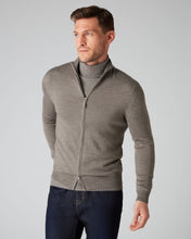 Load image into Gallery viewer, N.Peal Men&#39;s The Hyde Fine Gauge Cashmere Zip Jumper Taupe Brown

