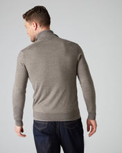 Load image into Gallery viewer, N.Peal Men&#39;s The Hyde Fine Gauge Cashmere Zip Jumper Taupe Brown

