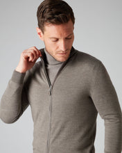 Load image into Gallery viewer, N.Peal Men&#39;s The Hyde Fine Gauge Cashmere Zip Jumper Taupe Brown
